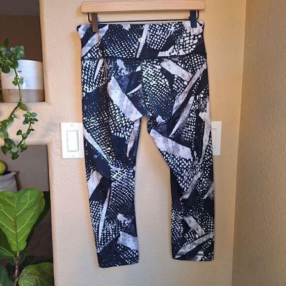 Lululemon Wunder Under Crop Mist White Black size 8 - Picture 3 of 5